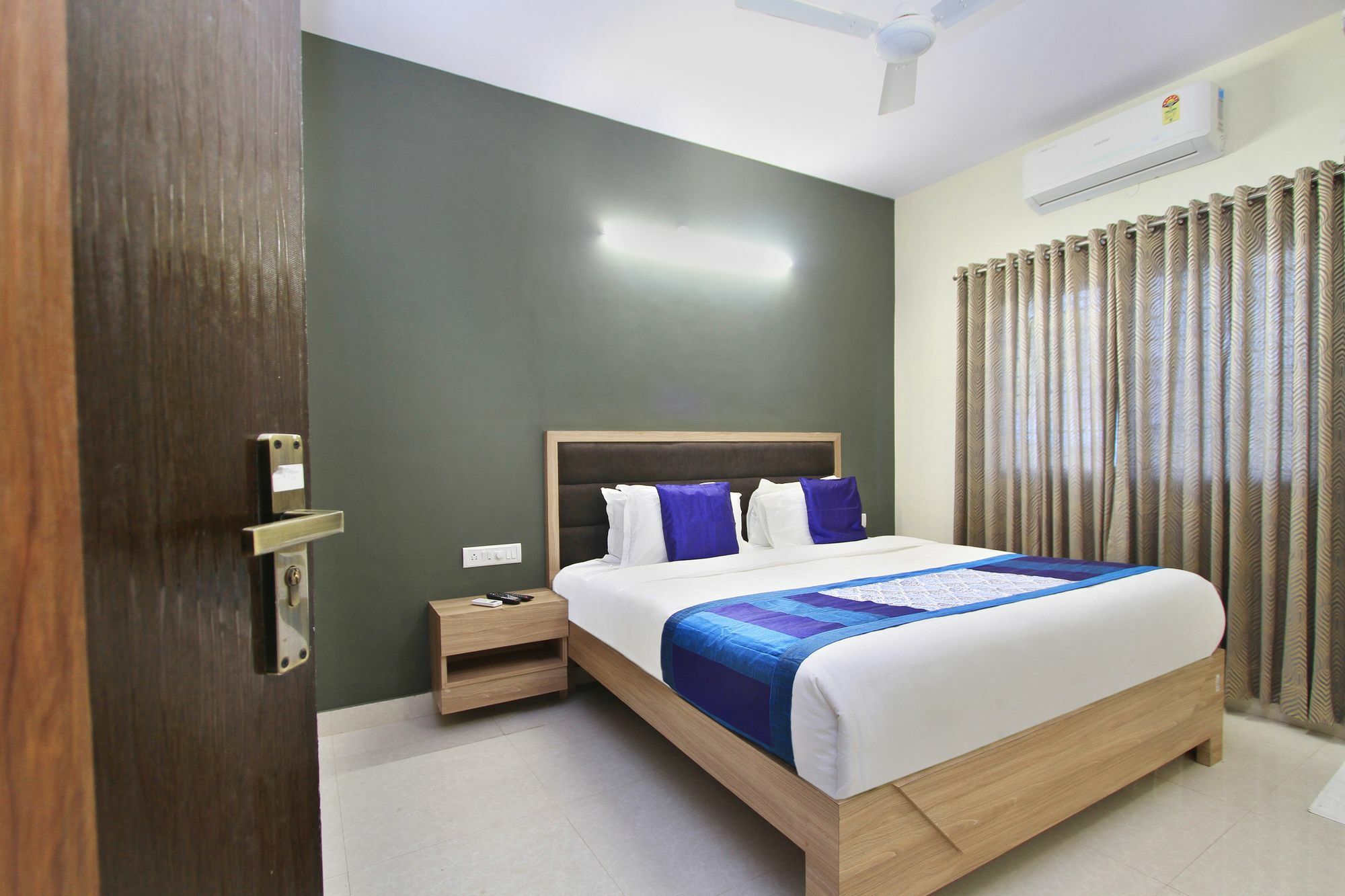 Hotel O Golden Inn Near Cubbon Park Bangalore Exterior photo